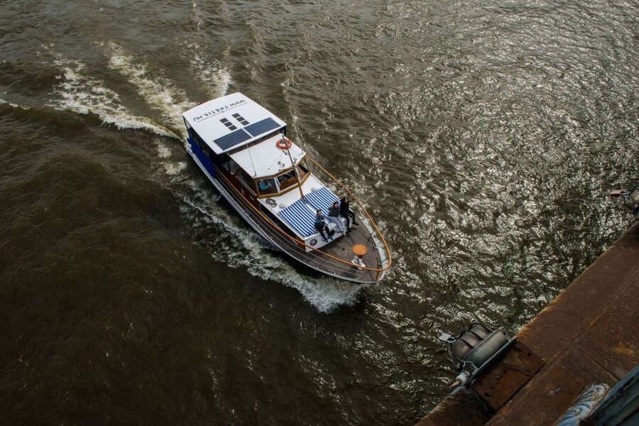 Budapest: Private Danube Yacht Cruise with Welcome Drink - The signature view after Margaret Bridge
