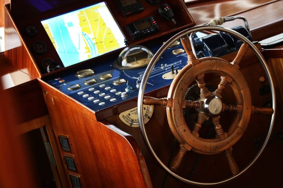 Budapest: Private Danube Yacht Cruise with Welcome Drink - Turning south near Gellért Hill