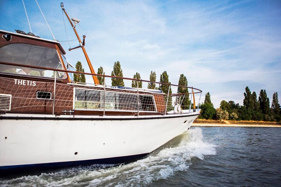 Budapest: Private Danube Yacht Cruise with Welcome Drink - Private service and communication