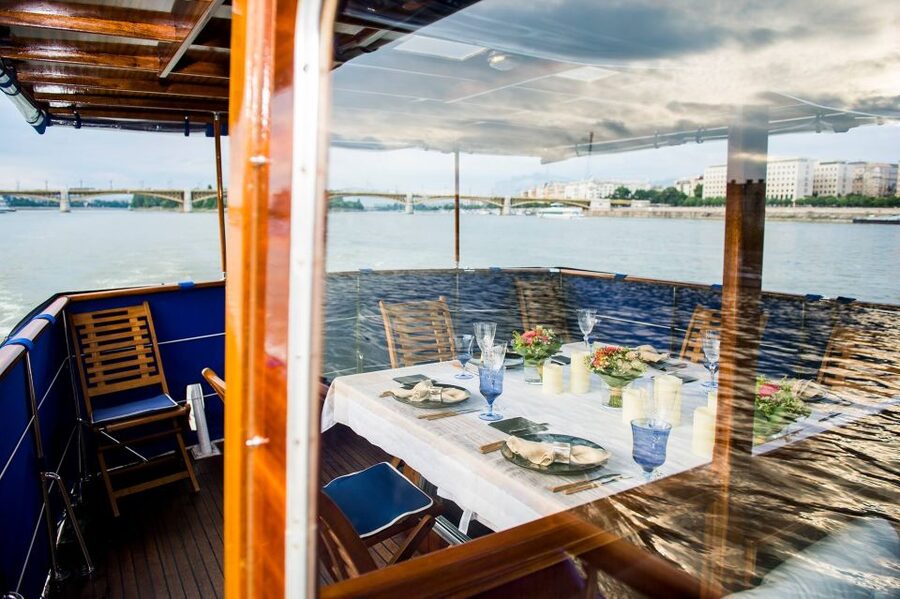 Budapest: Private Danube Yacht Cruise with Welcome Drink - Sailing north toward Margaret Island