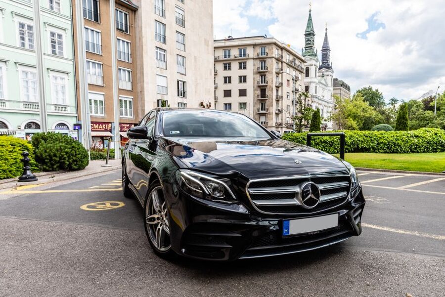 Budapest: Private Luxury Sightseeing Tour - Crossing Chain Bridge into historic Buda