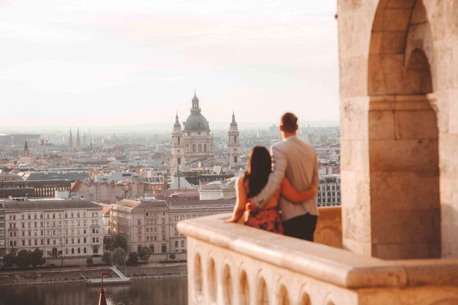 Budapest: Private Photoshoot & Sightseeing - Buda Castle district in 30 minutes