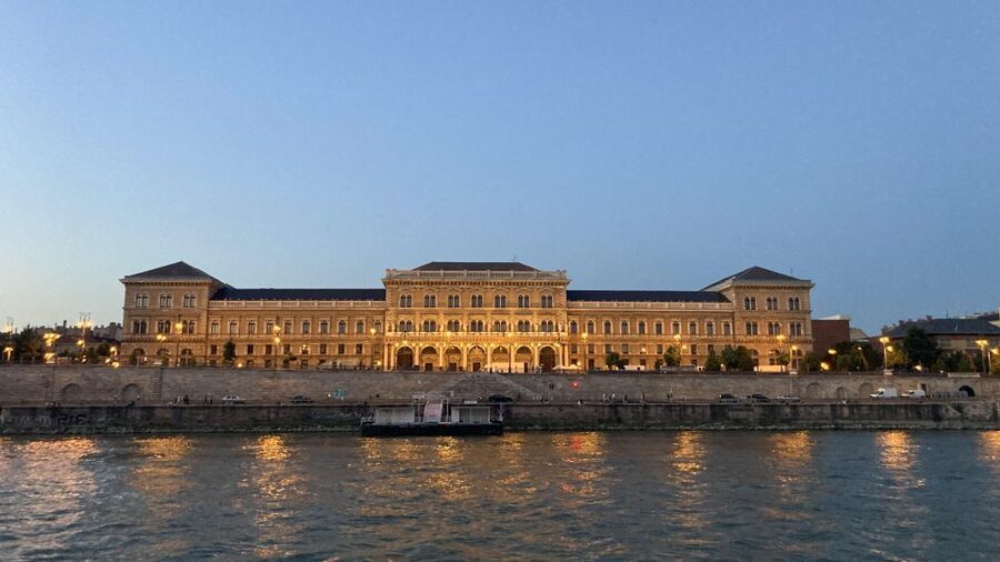 Budapest: Private Sightseeing Tour by car - Bridges, the Jewish Quarter, and the ride back