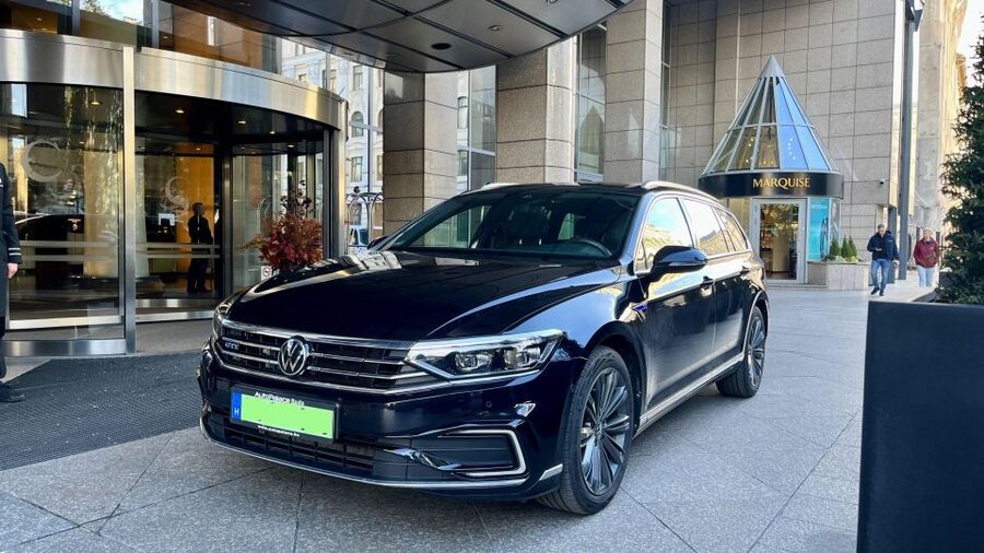 Budapest: Private Sightseeing Tour by car - Pest begins along Andrássy Avenue