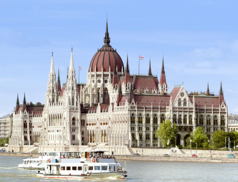 Budapest: Private Walking Tour of City with Spanish Guide - A private way to get your Budapest bearings