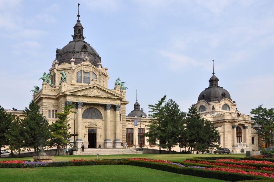 Budapest: Private Walking Tour of City with Spanish Guide - What the price includes, and what it does not