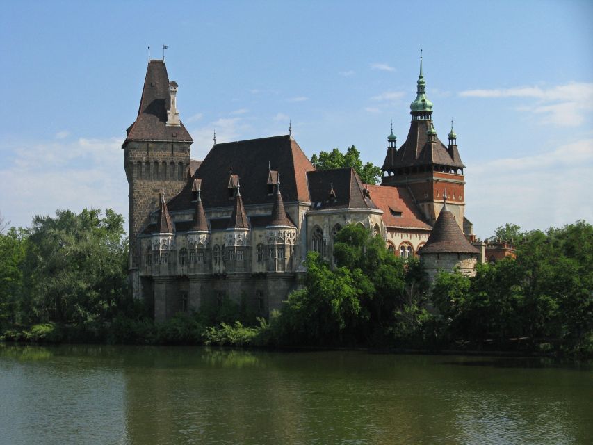Budapest: Private Walking Tour of City with Spanish Guide - Practical advice for a comfortable day