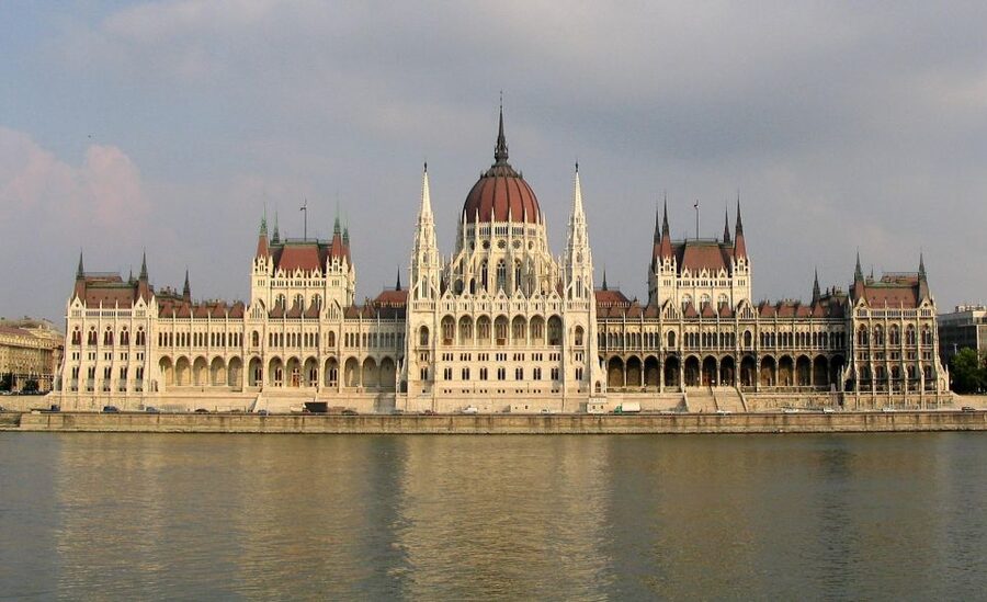 Budapest: Private Walking Tour of City with Spanish Guide - Starting in Pest: basilica, Jewish Quarter, and city squares