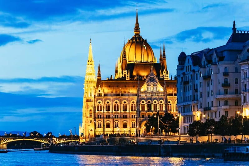 Budapest: Prosecco Dinner Cruise with Live Music - Why a Danube dinner cruise works so well in Budapest