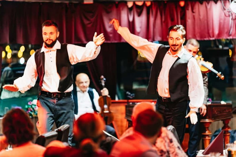 Budapest: Prosecco Dinner Cruise with Live Music - Folk dancing, music, and the piano option