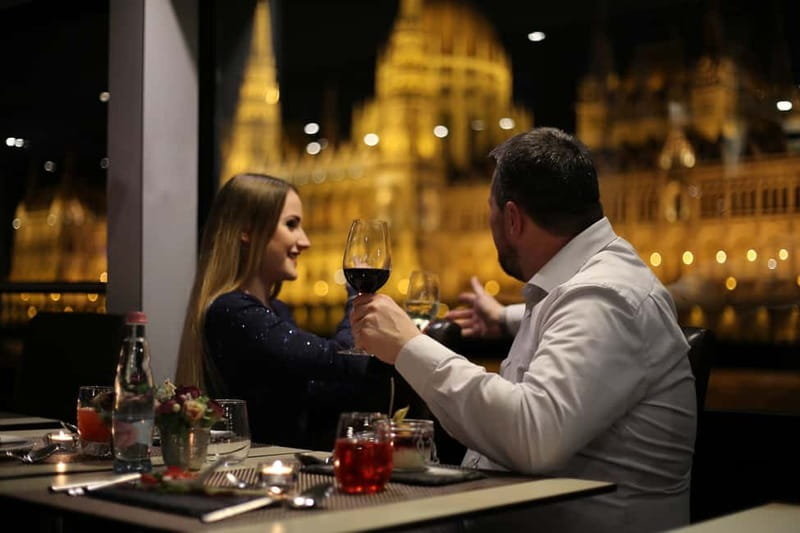 Budapest: Prosecco Dinner Cruise with Live Music - Choosing a seat for the best views