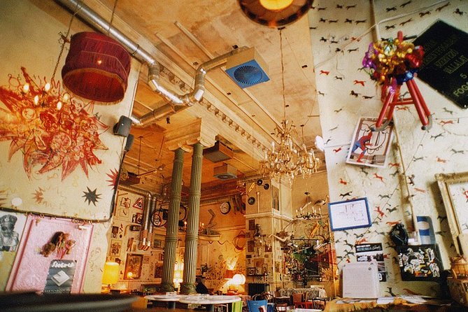 Budapest Ruin Bars Evening Walking Tour with Drinks & Street Food - What the guide adds to the evening