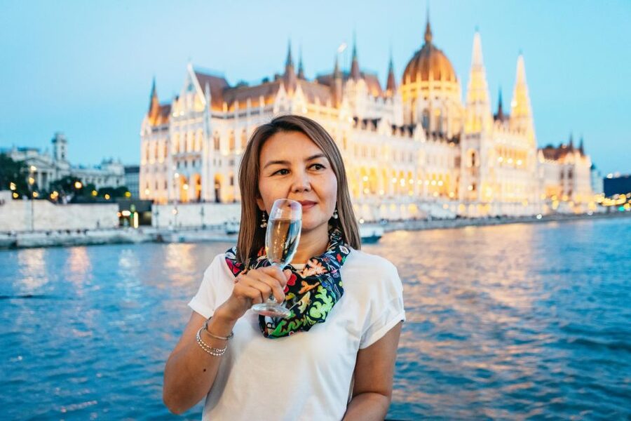 Budapest: Sightseeing Cruise on the Danube - Live music, drinks, and service