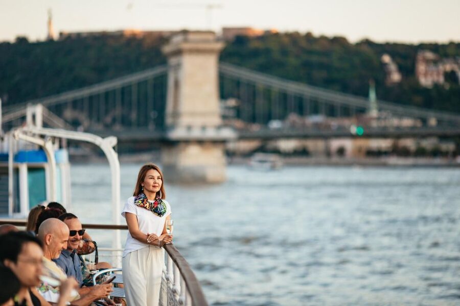 Budapest: Sightseeing Cruise on the Danube - Finding Akadémia 2 ponton