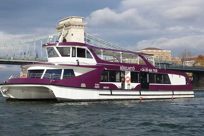 Budapest Sightseeing with Drink Included - Choosing your drink onboard