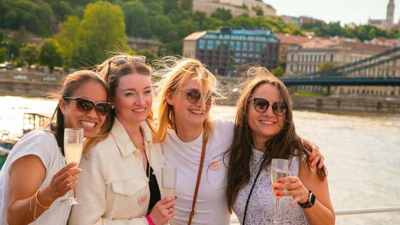 Budapest: Sip and Sail River Cruise with Unlimited Prosecco - A sightseeing route with no formal narration