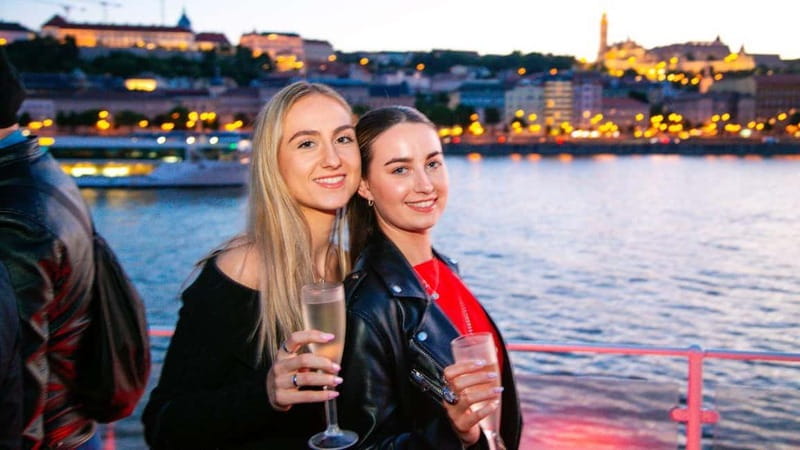 Budapest: Sip and Sail River Cruise with Unlimited Prosecco - Sunset timing and the changing city lights