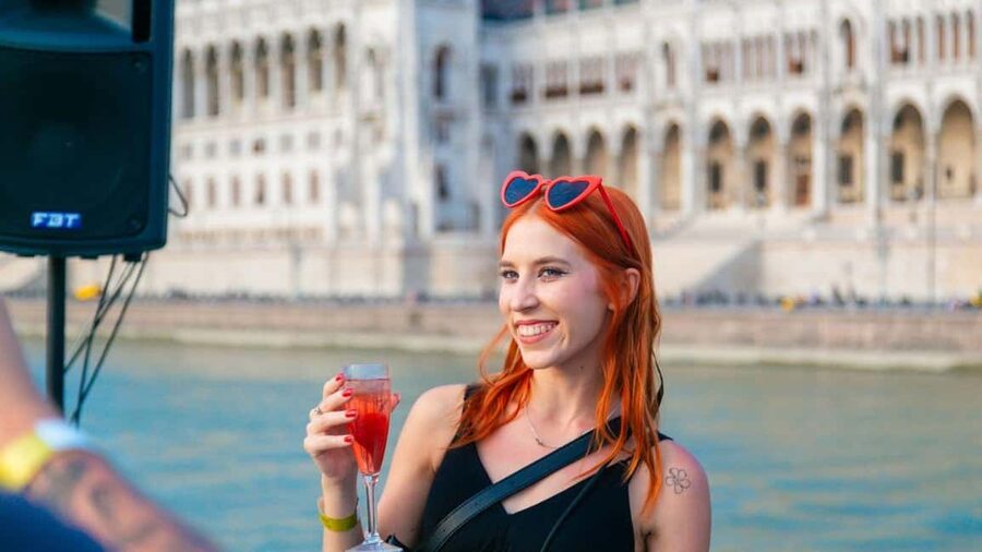 Budapest: Sip & Sail Danube Cruise with Prosecco Cocktails - What the drink package really includes