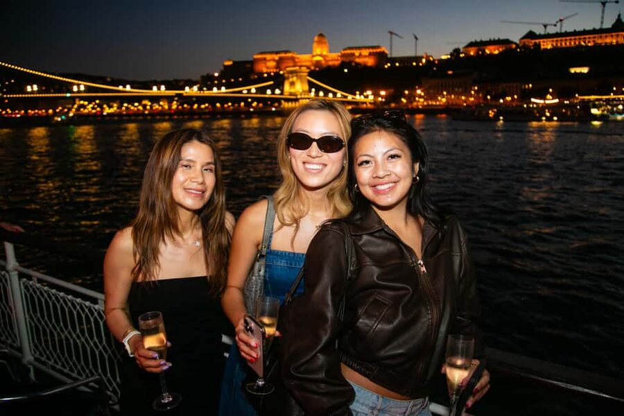 Budapest: Sip & Sail Danube Cruise with Prosecco Cocktails - The route, from Parliament to the southern bridges