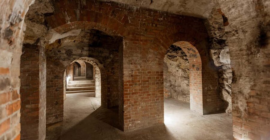 Budapest: The WWII Siege of Buda Castle & Bomb Shelter Tour - Entering the Buda Castle Cave