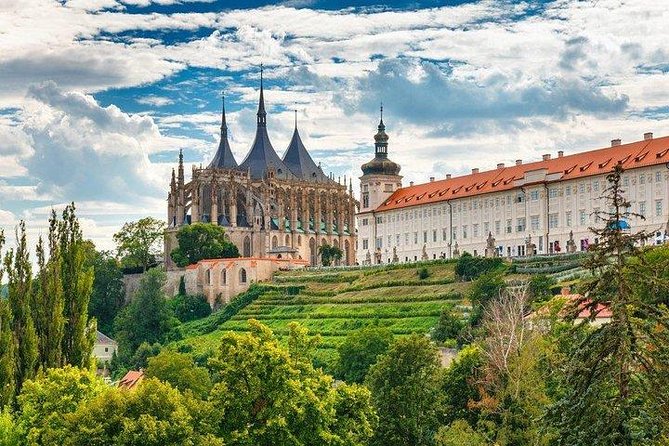 Budapest to Prague Private transfer with 2 hour sightseeing stop - Pickup, timing, and what is not included