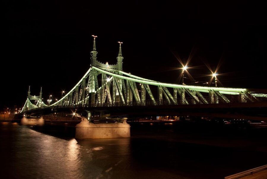 Budapest: Unlimited Prosecco and Wine Sightseeing Cruise - Parliament and the Chain Bridge