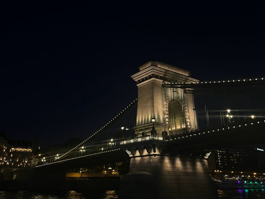 Budapest: Unlimited Prosecco, Beer and Aperol Spritz Cruise - What the sightseeing commentary adds