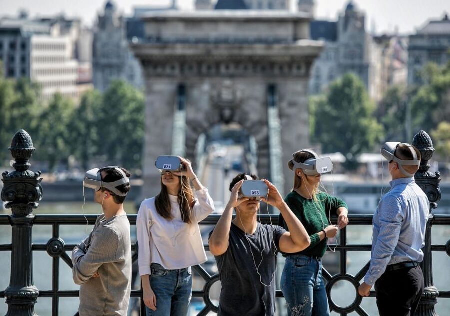 Budapest: Virtual Reality Tour in 8 Languages - Who Will Enjoy This Tour Most