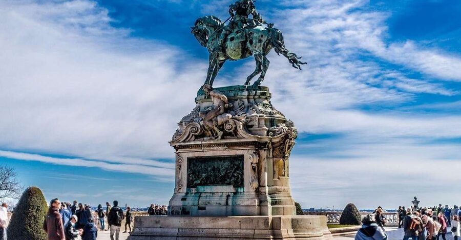 Budapest: Walking Tour in German - St. Stephen’s Basilica and the Pest side