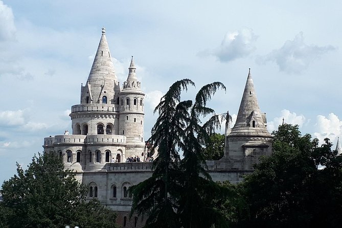 Castle district walk with legends - Reading the walls around Matthias Church