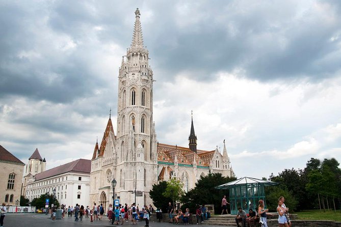 Classic Walk in Budapest - The guides and the private format