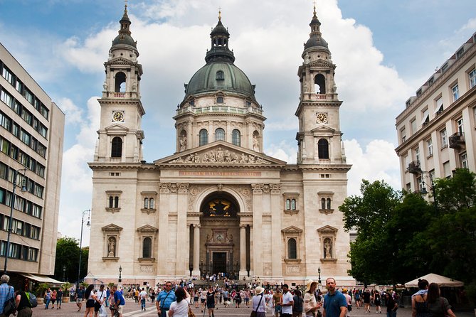 Classic Walk in Budapest Historical Center - Elizabeth Square and the Danube Fountain