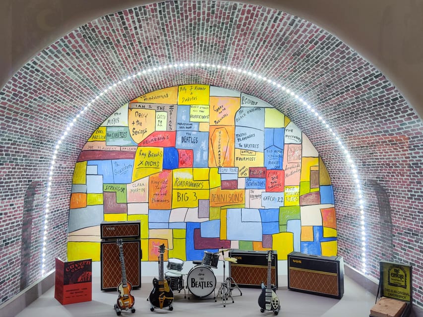 EGRI ROAD BEATLES MUSEUM - The Sgt. Pepper display and the value of visual design