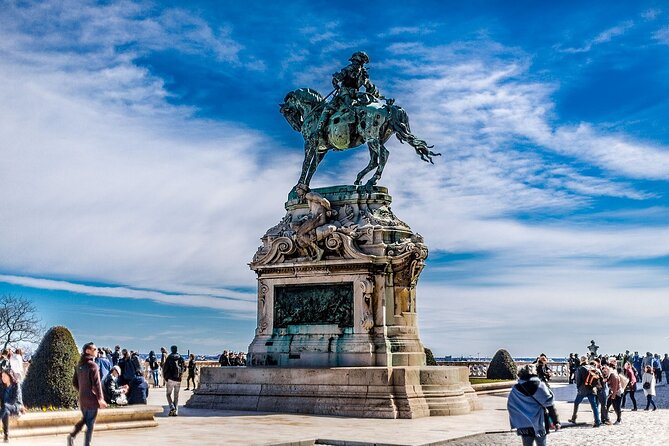 Essential Walking Tour - The Matthias Fountain and Sándor Palace
