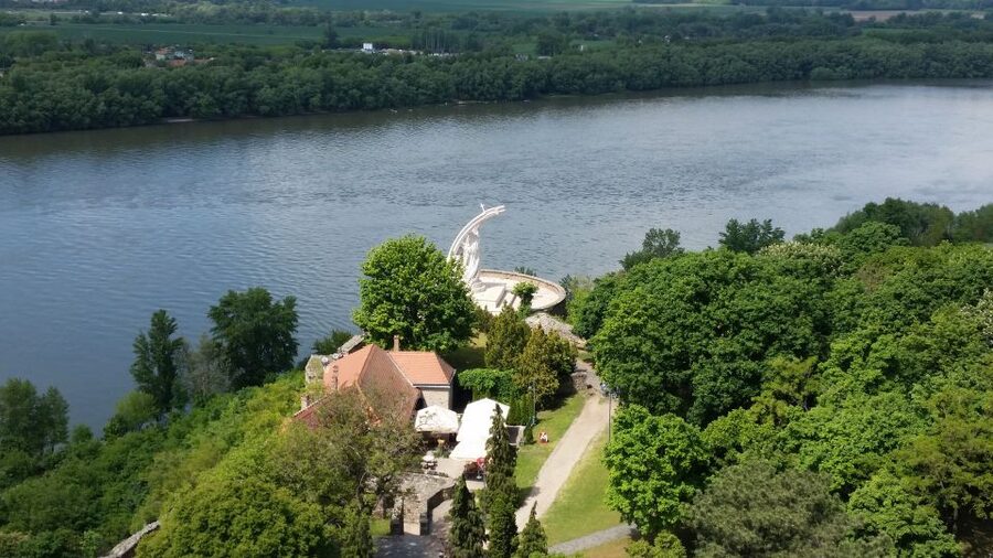 From Budapest: Danube Bend Full-Day Private Tour with Lunch - The guides and the value of a private format
