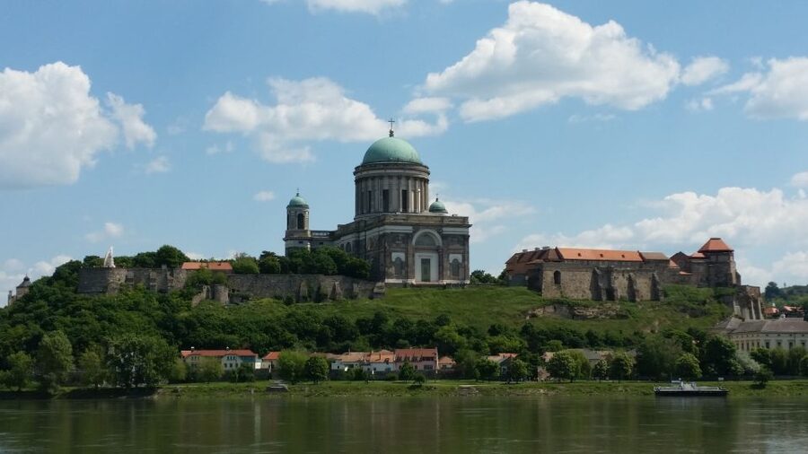 From Budapest: Danube Bend Full-Day Private Tour with Lunch - Esztergom and Hungary’s largest church