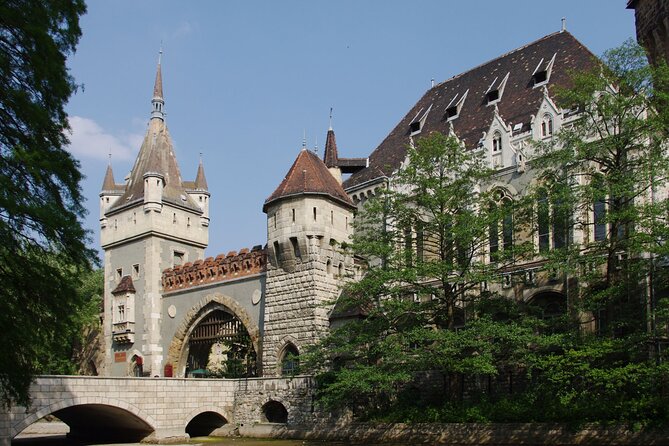 General sightseeing tour - Vajdahunyad Castle, Anonymus, and City Park