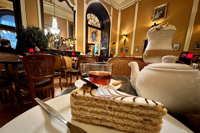 Guilty pleasures - A Budapest Dessert & Coffee House Tour - Chimney cake with a little theater