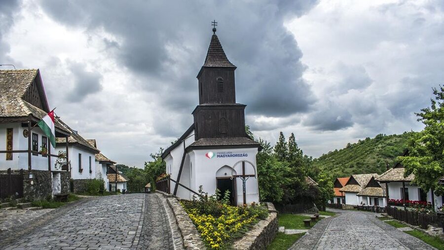 Hollókő Ethnographic Village: Day Tour from Budapest - The 80-minute journey from Budapest