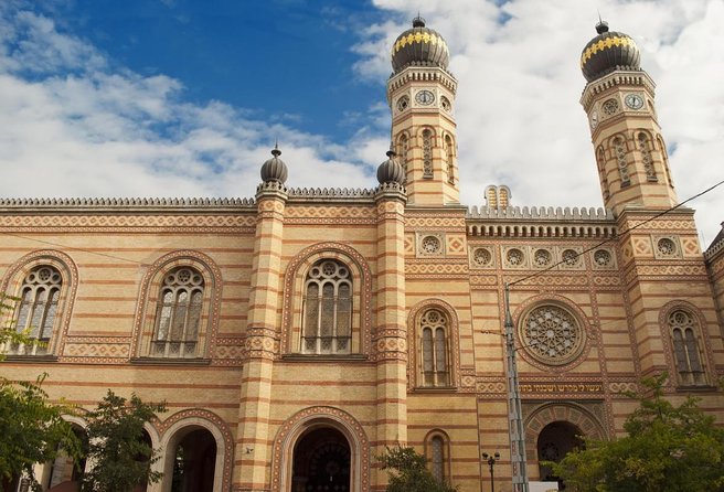 Learn Hungarian before you hit the party or explore the city! - Starting beside Budapest’s Great Synagogue
