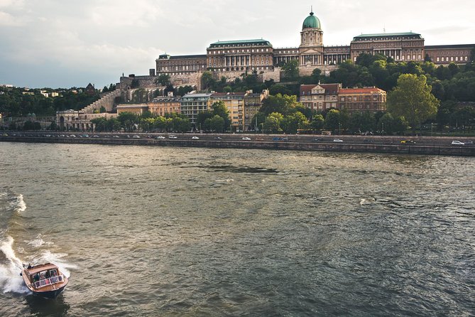Luxurious, private day cruise with a waterlimousine to Szentendre - What the private format changes