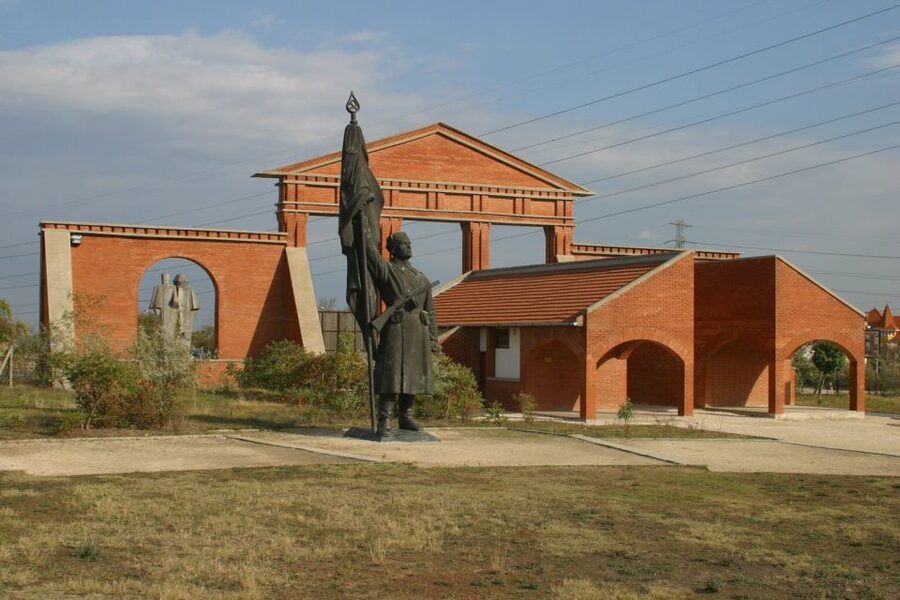 Memento Park: Official Guided Tour with Entry Ticket - Starting at Witness Square and Stalin’s Grandstand
