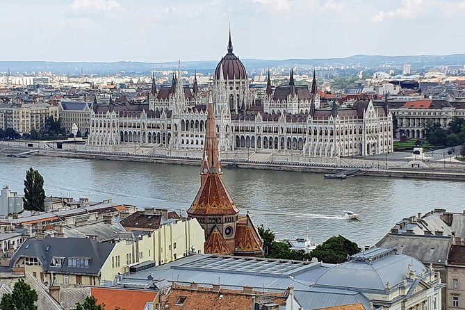 Private city tour by van - Hungarian Parliament Building and the riverfront finish