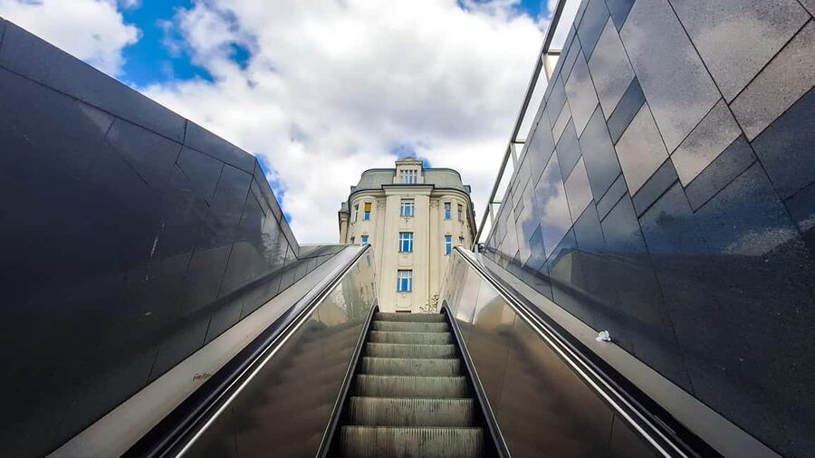 Street photography with your smartphone, tour of Budapest - Kálvin Square and the less familiar city