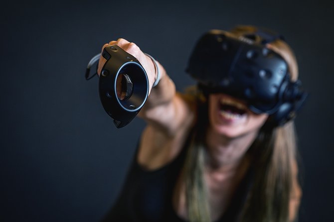 VR experience at PlayVR - Choosing between 32 games