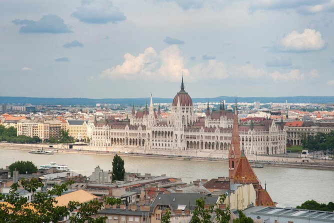 Walk in Buda with Hospital in the Rock Underground Cave Visit - The guide makes the difference