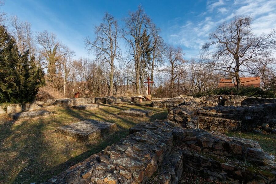 Walk to recent and aged spiritual sanctuaries near Budapest - Practical advice for making the day work