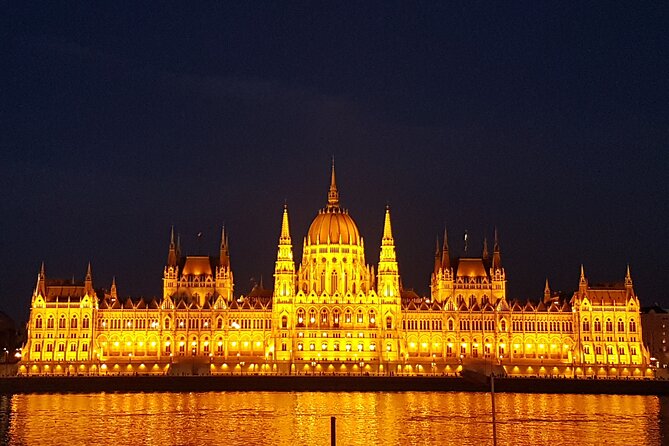 Welcome to Budapest Evening Walk - Liberty Bridge, Gellért Hill, and the final view